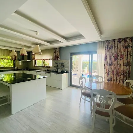 Luxurious With Private Pool And Location In Villa