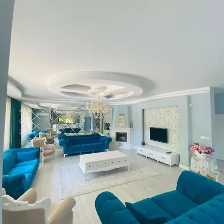 Luxurious With Private Pool And Location In