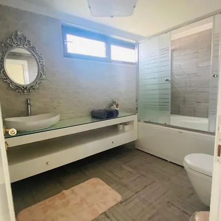 Luxurious With Private Pool And Location In Villa *